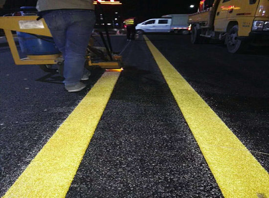 市政道路 黄色禁停格 实线标线 交通划线 热熔标线施工