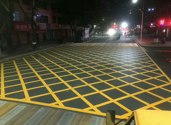 市政道路 黄色禁停格 实线标线 交通划线 热熔标线施工