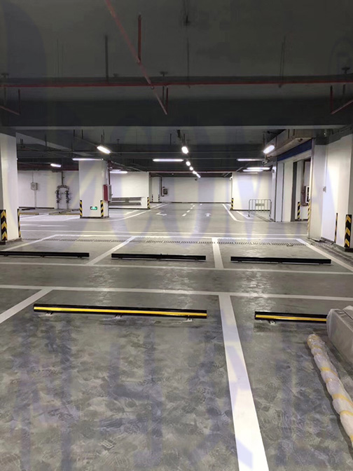 小区地下停车场交通设施项目工程2米长铸铁定位器安装